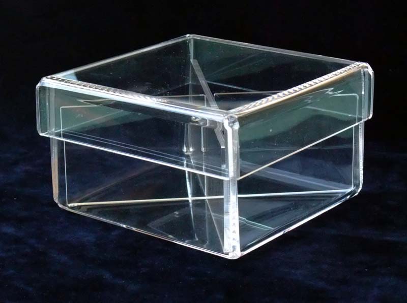 scatola con coperchio in plex trasparente